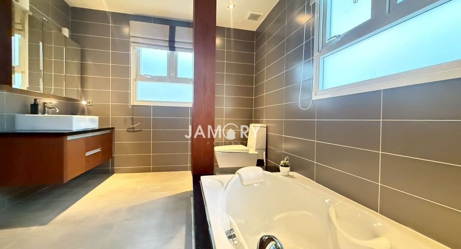 For rent 3 bedrooms villa in East Pattaya, Pattaya