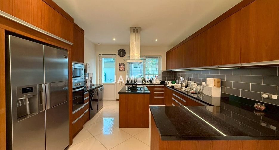 For rent 3 bedrooms villa in East Pattaya, Pattaya