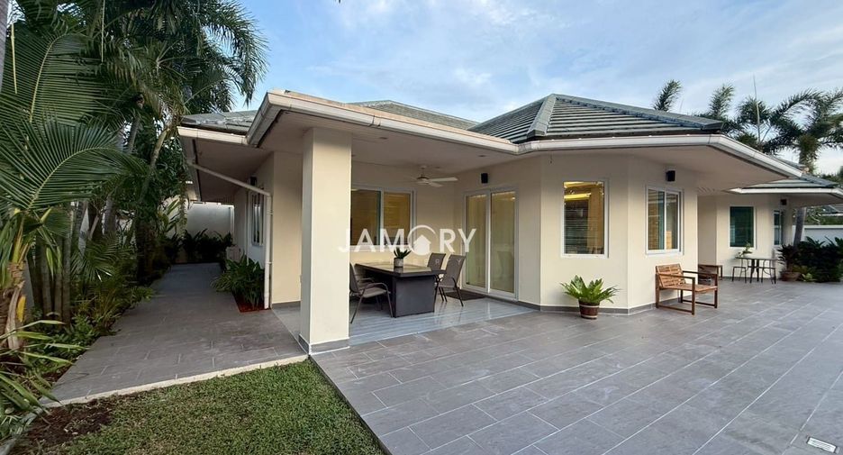For rent 3 bedrooms villa in East Pattaya, Pattaya