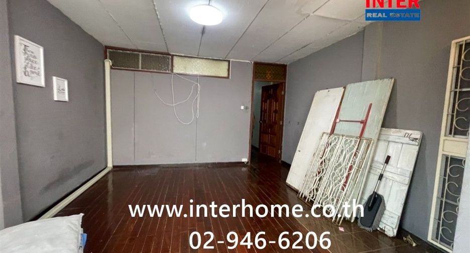For sale 3 bedrooms townhouse in Huai Khwang, Bangkok