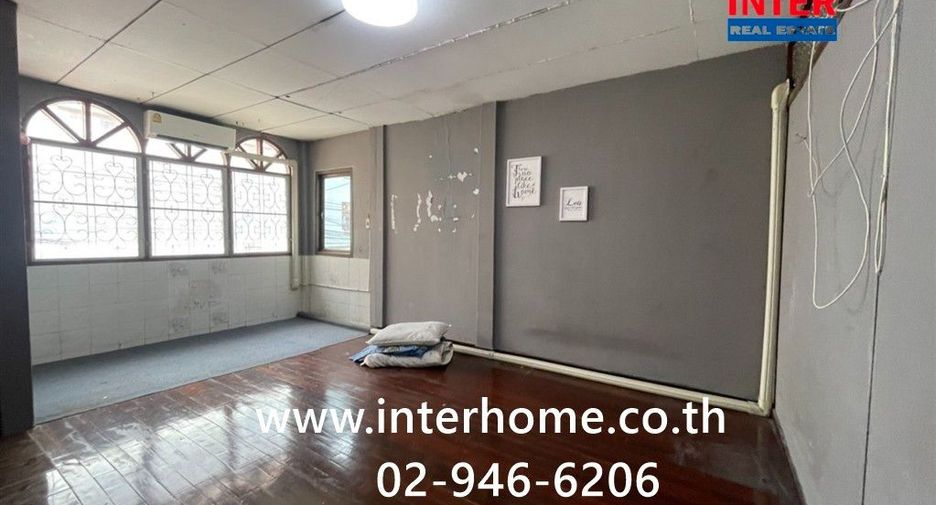 For sale 3 bedrooms townhouse in Huai Khwang, Bangkok