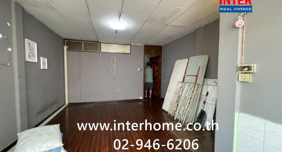 For sale 3 bedrooms townhouse in Huai Khwang, Bangkok