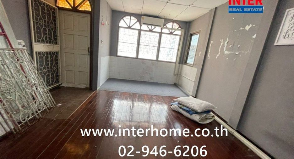 For sale 3 bedrooms townhouse in Huai Khwang, Bangkok