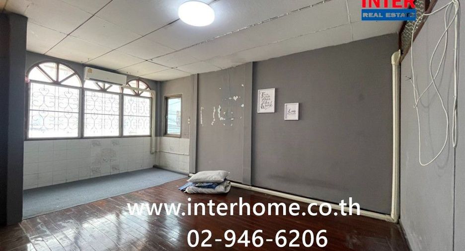For sale 3 bedrooms townhouse in Huai Khwang, Bangkok