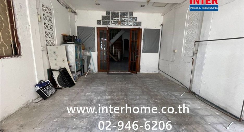 For sale 3 bedrooms townhouse in Huai Khwang, Bangkok