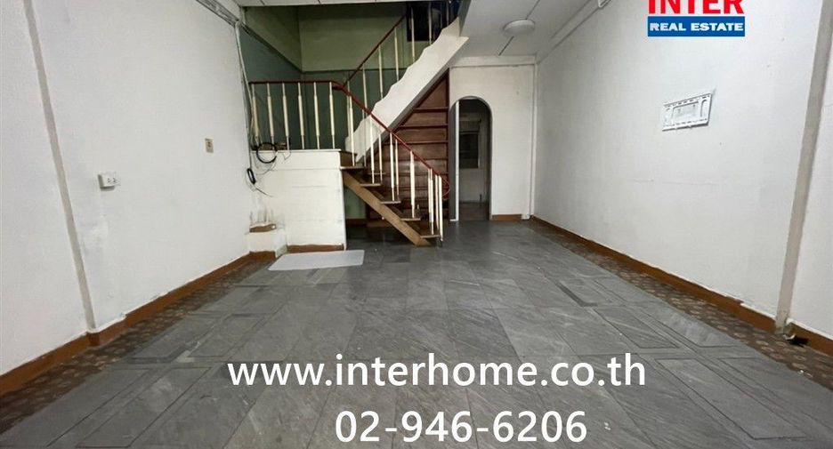 For sale 3 bedrooms townhouse in Huai Khwang, Bangkok