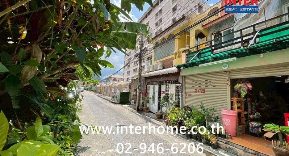 For sale 3 bedrooms townhouse in Huai Khwang, Bangkok