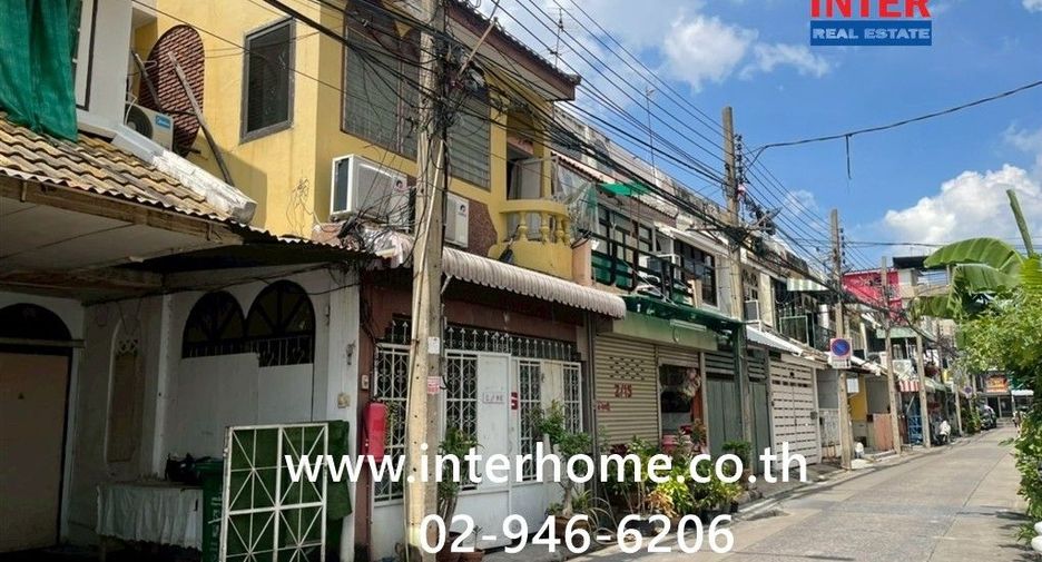 For sale 3 bedrooms townhouse in Huai Khwang, Bangkok