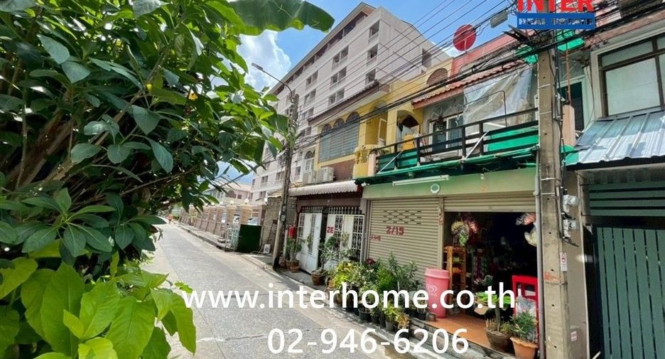For sale 3 bedrooms townhouse in Huai Khwang, Bangkok
