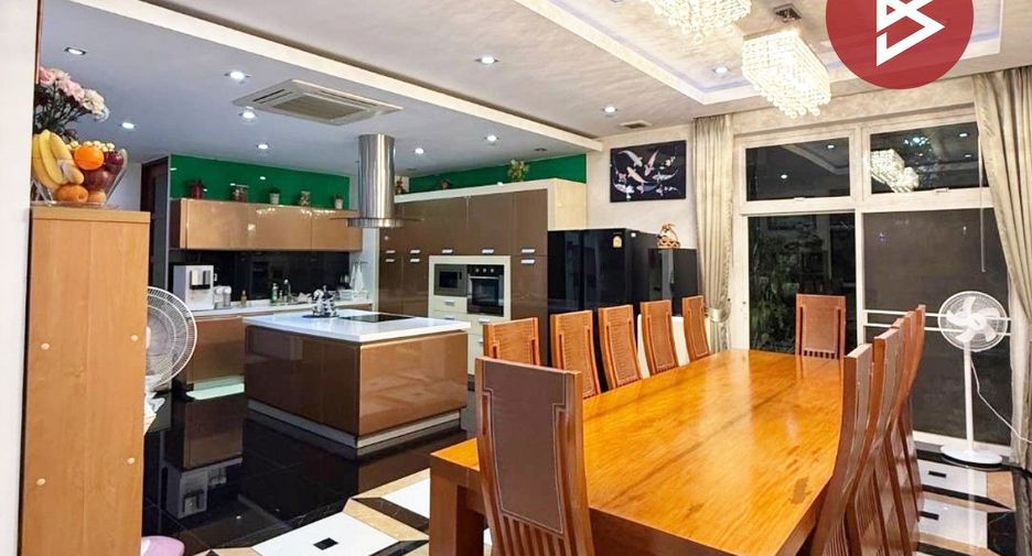 Casa en venta de 8 habitaciones en Lat Phrao, Bangkok