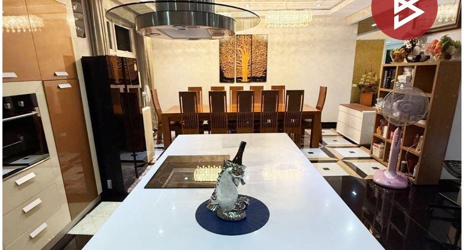 Casa en venta de 8 habitaciones en Lat Phrao, Bangkok