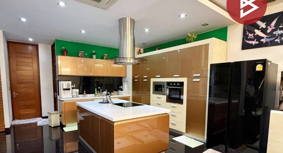 Casa en venta de 8 habitaciones en Lat Phrao, Bangkok