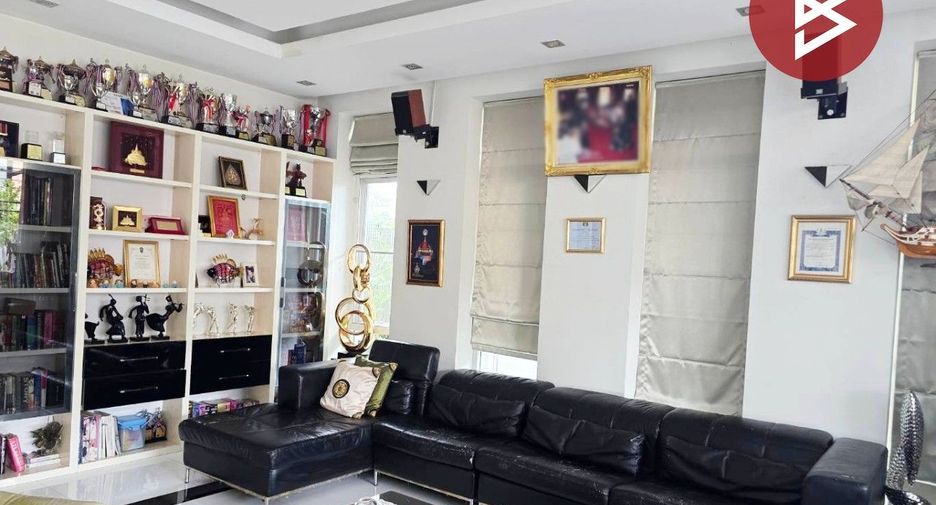 Casa en venta de 8 habitaciones en Lat Phrao, Bangkok