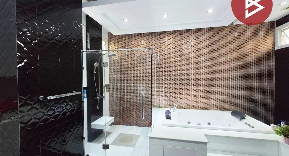 Casa en venta de 8 habitaciones en Lat Phrao, Bangkok