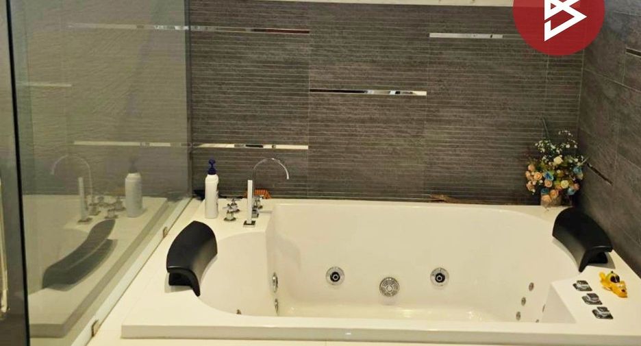Casa en venta de 8 habitaciones en Lat Phrao, Bangkok