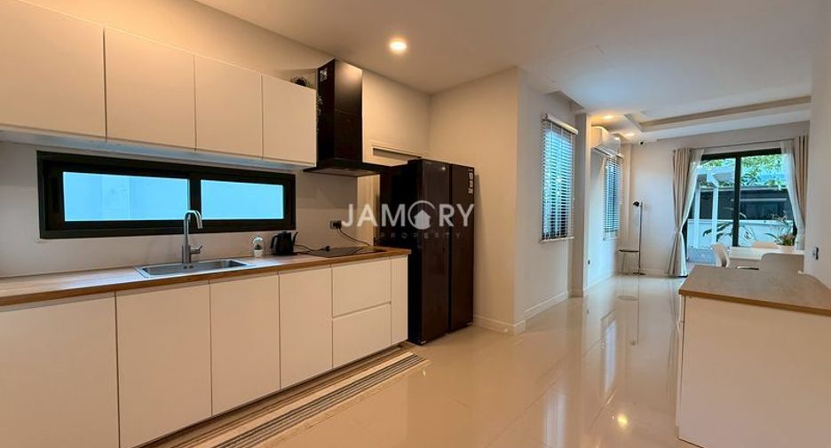 For rent 3 bedrooms villa in East Pattaya, Pattaya