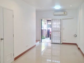 For sale 2 bedrooms townhouse in Mueang Chachoengsao, Chachoengsao