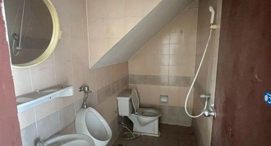 For sale 5 bedrooms townhouse in Wang Thonglang, Bangkok