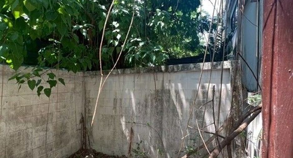 For sale 5 bedrooms townhouse in Wang Thonglang, Bangkok