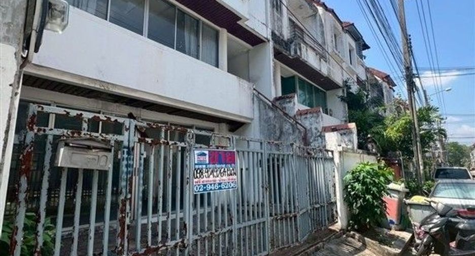 For sale 5 bedrooms townhouse in Wang Thonglang, Bangkok