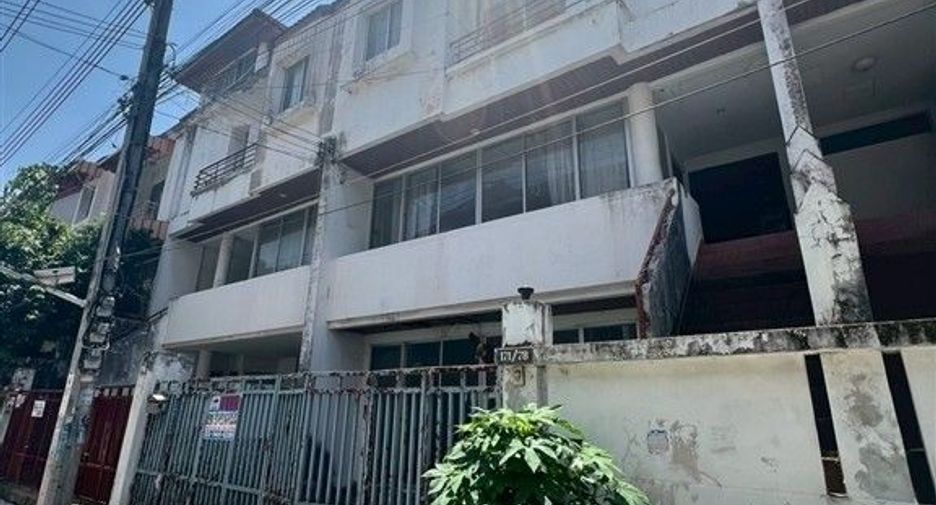 For sale 5 bedrooms townhouse in Wang Thonglang, Bangkok