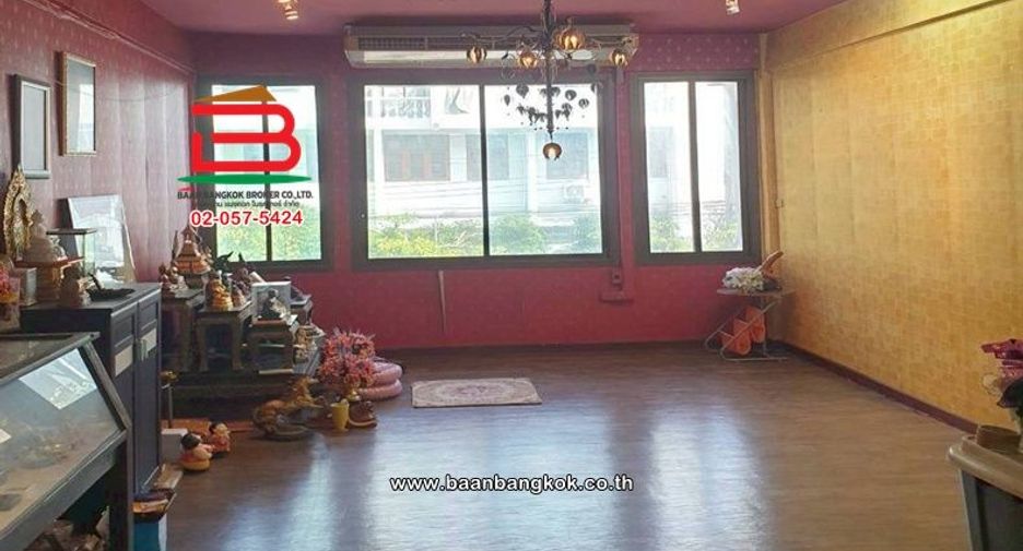 For rent and for sale 3 bedrooms retail Space in Lat Phrao, Bangkok