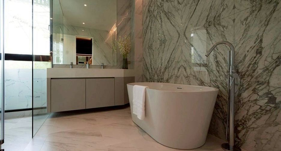 For sale 4 bedrooms house in Watthana, Bangkok
