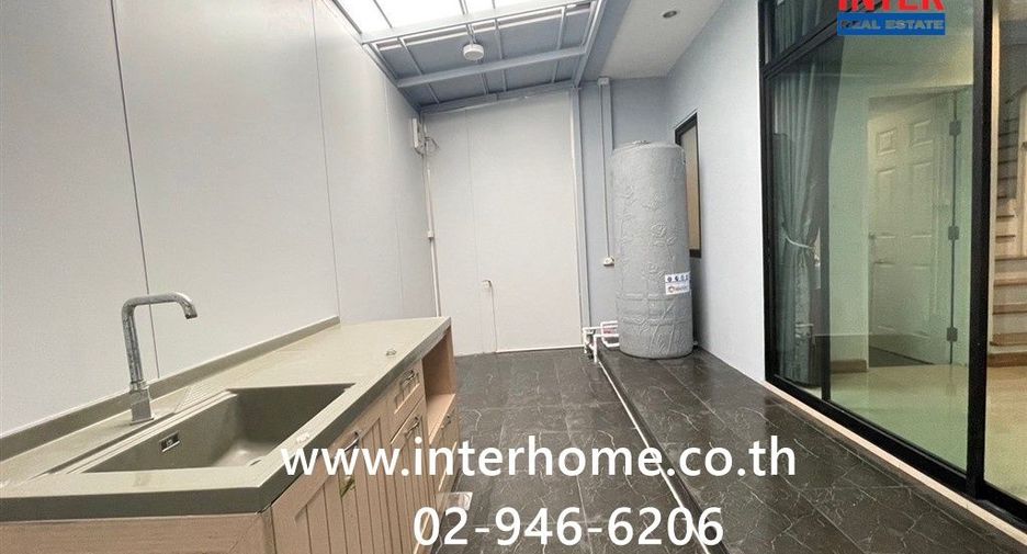 For sale 4 bedrooms townhouse in Lat Krabang, Bangkok