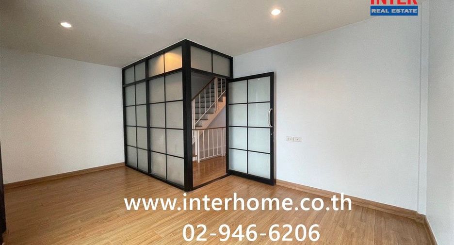 For sale 4 bedrooms townhouse in Lat Krabang, Bangkok