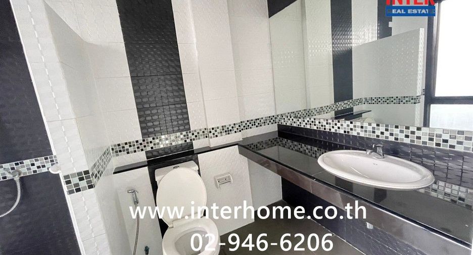 For sale 4 bedrooms townhouse in Lat Krabang, Bangkok