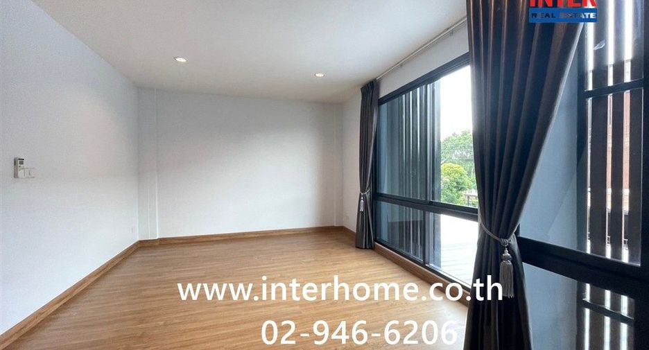 For sale 4 bedrooms townhouse in Lat Krabang, Bangkok