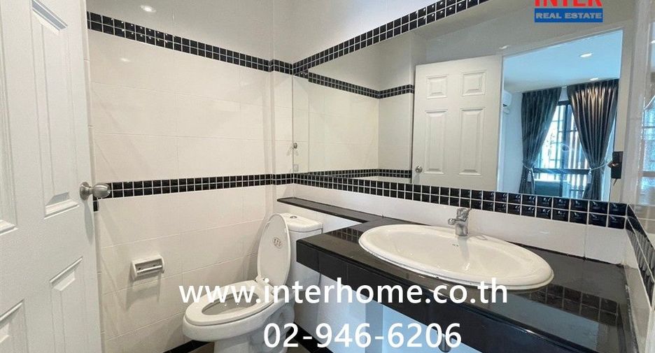 For sale 4 bedrooms townhouse in Lat Krabang, Bangkok