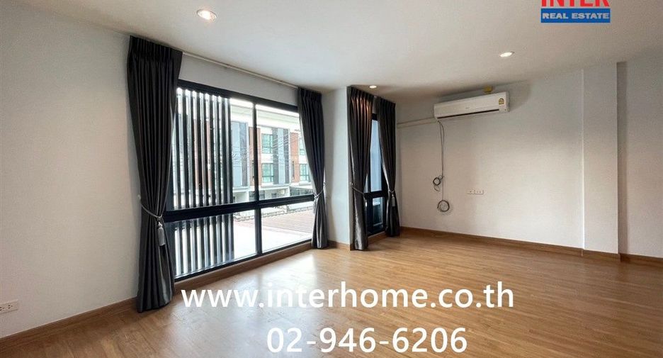 For sale 4 bedrooms townhouse in Lat Krabang, Bangkok
