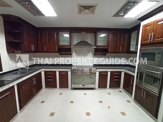 Haus zur Miete mit 3 Zimmer in Khlong Toei, Bangkok
