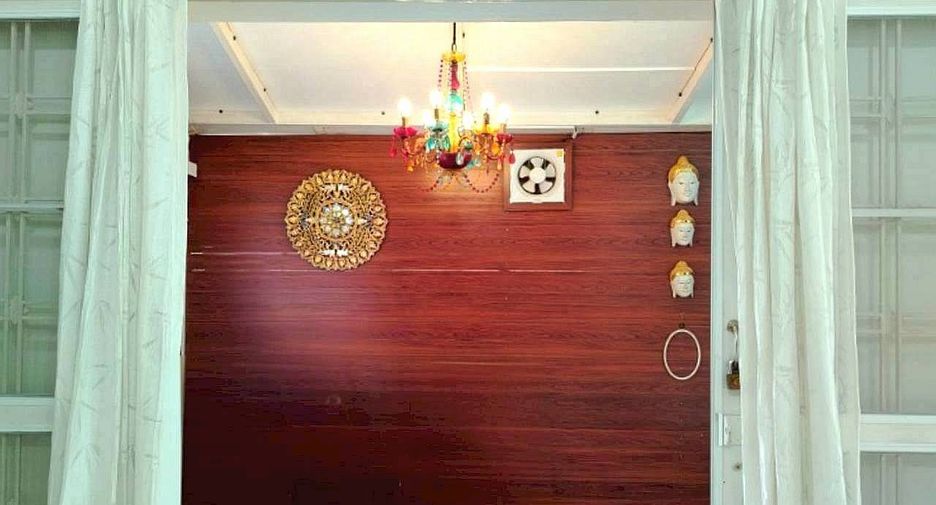 Casa adosada en venta de 3 habitaciones en Khlong Sam Wa, Bangkok