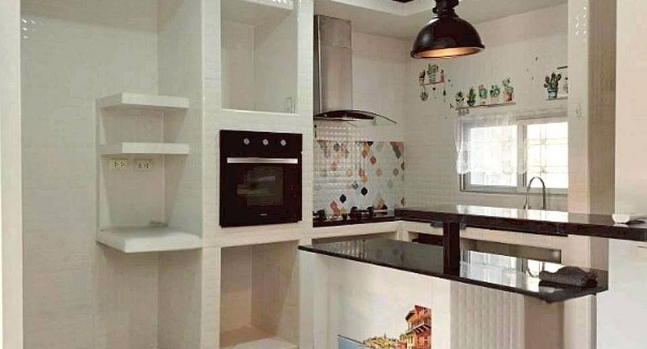 Casa adosada en venta de 3 habitaciones en Khlong Sam Wa, Bangkok