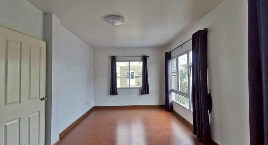 Casa adosada en venta de 3 habitaciones en Khlong Sam Wa, Bangkok