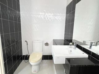 Casa en venta de 2 habitaciones en Si Racha, Chonburi