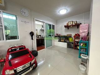 Casa adosada en venta de 3 habitaciones en Bang Khun Thian, Bangkok