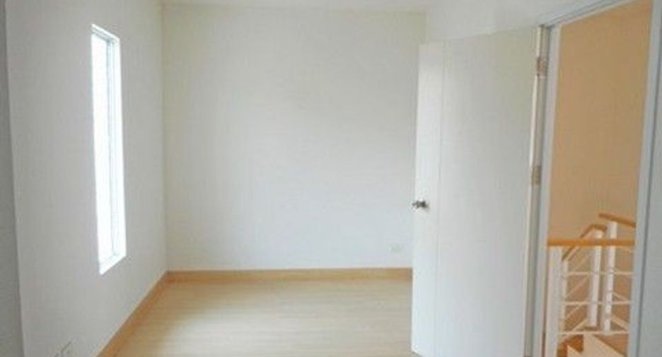 À vendre 1 chambre maison de ville à Ban Bueng, Chonburi