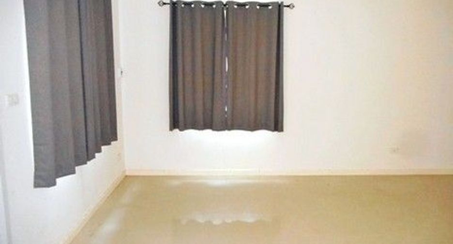 À vendre 1 chambre maison de ville à Ban Bueng, Chonburi