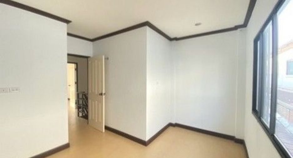 À vendre 1 chambre maison de ville à Ban Bueng, Chonburi