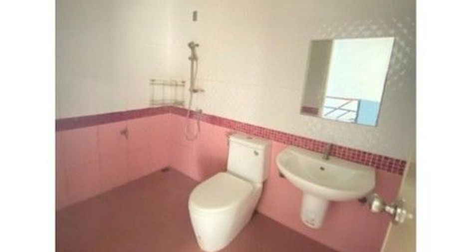 À vendre 1 chambre maison de ville à Ban Bueng, Chonburi