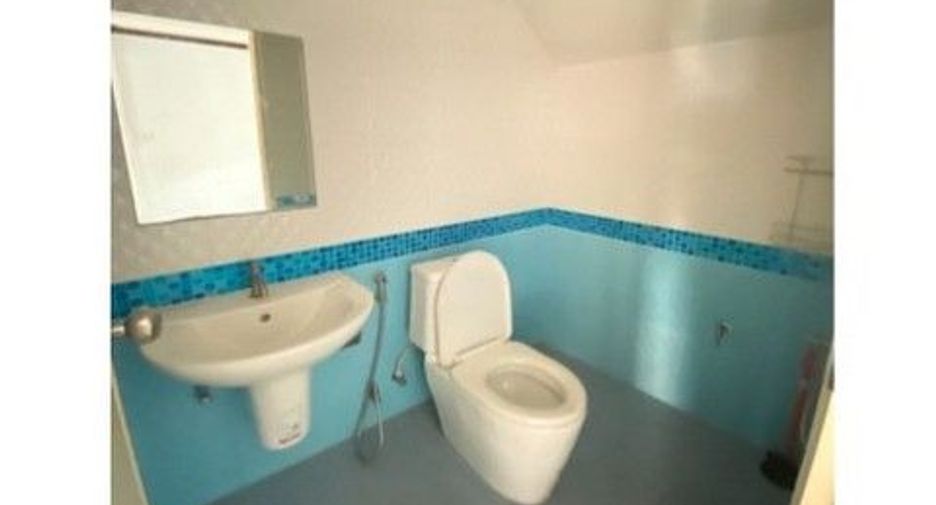 À vendre 1 chambre maison de ville à Ban Bueng, Chonburi