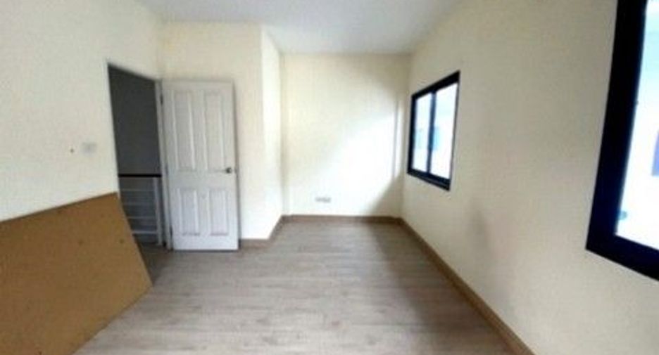 Reihenhaus zum Kauf mit 1 Zimmer in Ban Bueng, Chonburi