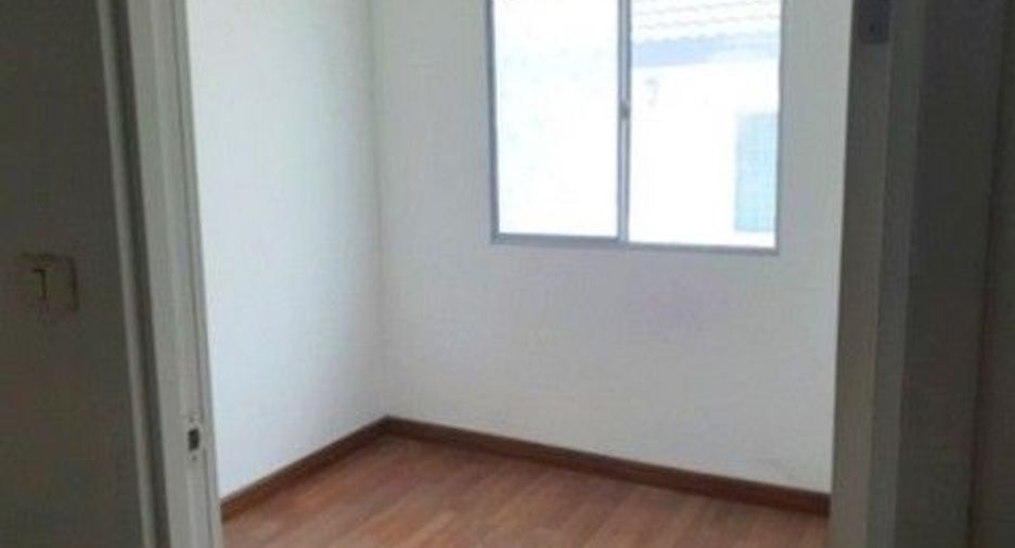À vendre 1 chambre maison de ville à Ban Bueng, Chonburi