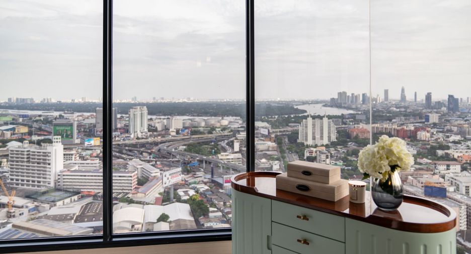 For sale 3 bedrooms condo in Khlong Toei, Bangkok