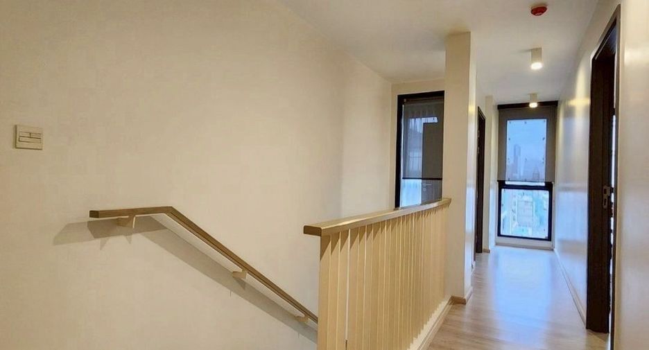 For sale 3 bedrooms condo in Khlong Toei, Bangkok