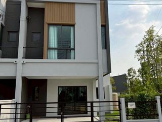Reihenhaus zur Miete und zum Kauf mit 3 Zimmer in Bang Phli, Samut Prakan