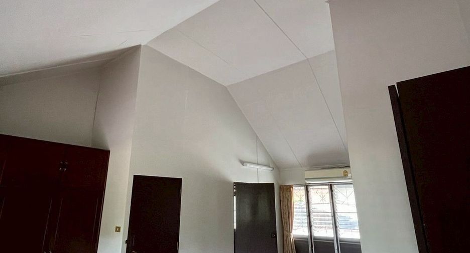 For rent 2 bedrooms house in Watthana, Bangkok